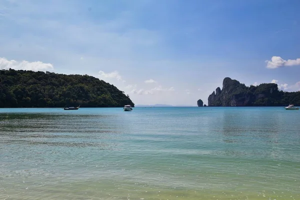 Phuket Tayland Yakınlarındaki Ada Mavi Turkuaz Yeşil Okyanuslar Dağlar Kayıklar — Stok fotoğraf