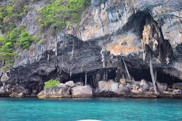 Phuket Tayland yakınlarındaki ada, mavi, turkuaz ve yeşil okyanuslar, dağlar, kayıklar, mağaralar, ağaçlar Tayland 'da tatil köyü. Phi Phi, Ko Rang Yai, Ko Li Pe ve diğer adalar da dahil. Asya.