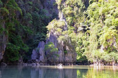 Phuket Tayland yakınlarındaki ada, mavi, turkuaz ve yeşil okyanuslar, dağlar, kayıklar, mağaralar, ağaçlar Tayland 'da tatil köyü. Phi Phi, Ko Rang Yai, Ko Li Pe ve diğer adalar da dahil. Asya.