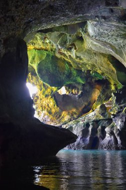 Phuket Tayland yakınlarındaki ada, mavi, turkuaz ve yeşil okyanuslar, dağlar, kayıklar, mağaralar, ağaçlar Tayland 'da tatil köyü. Phi Phi, Ko Rang Yai, Ko Li Pe ve diğer adalar da dahil. Asya.