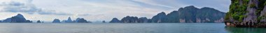 Phuket Tayland yakınlarındaki ada, mavi, turkuaz ve yeşil okyanuslar, dağlar, kayıklar, mağaralar, ağaçlar Tayland 'da tatil köyü. Phi Phi, Ko Rang Yai, Ko Li Pe ve diğer adalar da dahil. Asya.