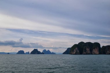 Phuket Tayland yakınlarındaki ada, mavi, turkuaz ve yeşil okyanuslar, dağlar, kayıklar, mağaralar, ağaçlar Tayland 'da tatil köyü. Phi Phi, Ko Rang Yai, Ko Li Pe ve diğer adalar da dahil. Asya.