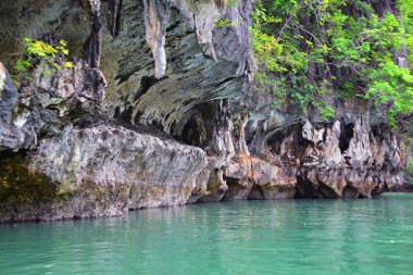 Phuket Tayland yakınlarındaki ada, mavi, turkuaz ve yeşil okyanuslar, dağlar, kayıklar, mağaralar, ağaçlar Tayland 'da tatil köyü. Phi Phi, Ko Rang Yai, Ko Li Pe ve diğer adalar da dahil. Asya.