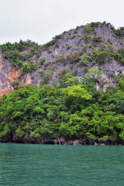Phuket Tayland yakınlarındaki ada, mavi, turkuaz ve yeşil okyanuslar, dağlar, kayıklar, mağaralar, ağaçlar Tayland 'da tatil köyü. Phi Phi, Ko Rang Yai, Ko Li Pe ve diğer adalar da dahil. Asya.
