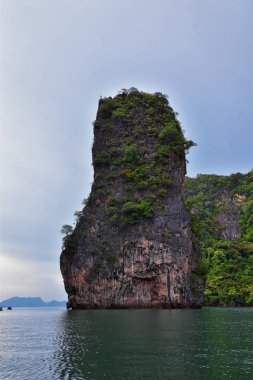 Phuket Tayland yakınlarındaki ada, mavi, turkuaz ve yeşil okyanuslar, dağlar, kayıklar, mağaralar, ağaçlar Tayland 'da tatil köyü. Phi Phi, Ko Rang Yai, Ko Li Pe ve diğer adalar da dahil. Asya.
