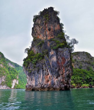 Phuket Tayland yakınlarındaki ada, mavi, turkuaz ve yeşil okyanuslar, dağlar, kayıklar, mağaralar, ağaçlar Tayland 'da tatil köyü. Phi Phi, Ko Rang Yai, Ko Li Pe ve diğer adalar da dahil. Asya.
