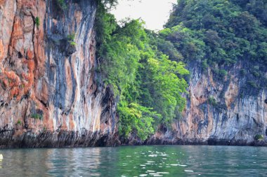 Phuket Tayland yakınlarındaki ada, mavi, turkuaz ve yeşil okyanuslar, dağlar, kayıklar, mağaralar, ağaçlar Tayland 'da tatil köyü. Phi Phi, Ko Rang Yai, Ko Li Pe ve diğer adalar da dahil. Asya.