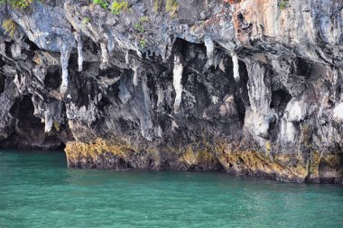 Phuket Tayland yakınlarındaki ada, mavi, turkuaz ve yeşil okyanuslar, dağlar, kayıklar, mağaralar, ağaçlar Tayland 'da tatil köyü. Phi Phi, Ko Rang Yai, Ko Li Pe ve diğer adalar da dahil. Asya.