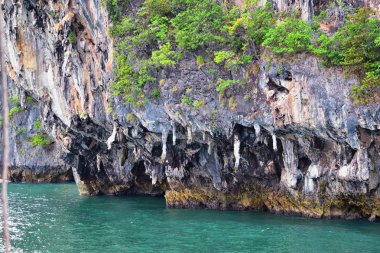 Phuket Tayland yakınlarındaki ada, mavi, turkuaz ve yeşil okyanuslar, dağlar, kayıklar, mağaralar, ağaçlar Tayland 'da tatil köyü. Phi Phi, Ko Rang Yai, Ko Li Pe ve diğer adalar da dahil. Asya.