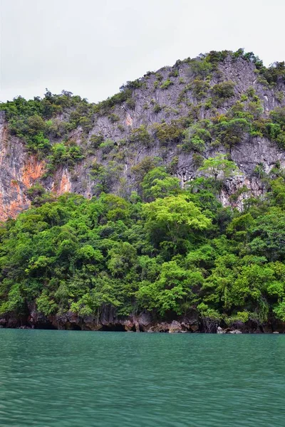 ブルー ターコイズと緑の海 ボート 木のリゾート島 プーケットタイの近くの海の景色 コランヤイ コリーペや他の島を含む アジア — ストック写真