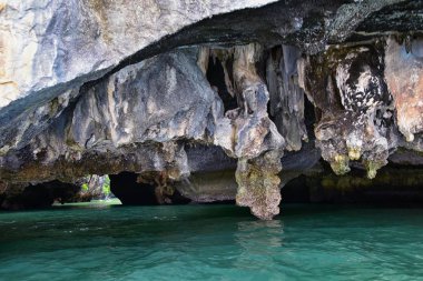 Phuket Tayland yakınlarındaki ada, mavi, turkuaz ve yeşil okyanuslar, dağlar, kayıklar, mağaralar, ağaçlar Tayland 'da tatil köyü. Phi Phi, Ko Rang Yai, Ko Li Pe ve diğer adalar da dahil. Asya.