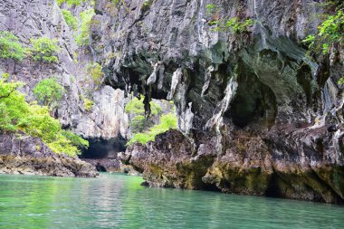 Phuket Tayland yakınlarındaki ada, mavi, turkuaz ve yeşil okyanuslar, dağlar, kayıklar, mağaralar, ağaçlar Tayland 'da tatil köyü. Phi Phi, Ko Rang Yai, Ko Li Pe ve diğer adalar da dahil. Asya.