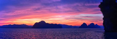 Günbatımı Adaları, Okyanus manzarası Phuket yakınlarında koyu kırmızı, turuncu, mor ve mavi, dağlar, Tayland 'da alacakaranlık. Phi Phi, Ko Rang Yai, Ko Li Pe ve diğer adalar da dahil. Asya.
