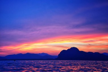 Günbatımı Adaları, Okyanus manzarası Phuket yakınlarında koyu kırmızı, turuncu, mor ve mavi, dağlar, Tayland 'da alacakaranlık. Phi Phi, Ko Rang Yai, Ko Li Pe ve diğer adalar da dahil. Asya.