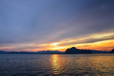 Günbatımı Adaları, Okyanus manzarası Phuket yakınlarında koyu kırmızı, turuncu, mor ve mavi, dağlar, Tayland 'da alacakaranlık. Phi Phi, Ko Rang Yai, Ko Li Pe ve diğer adalar da dahil. Asya.