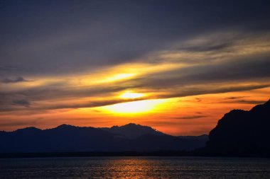 Günbatımı Adaları, Okyanus manzarası Phuket yakınlarında koyu kırmızı, turuncu, mor ve mavi, dağlar, Tayland 'da alacakaranlık. Phi Phi, Ko Rang Yai, Ko Li Pe ve diğer adalar da dahil. Asya.