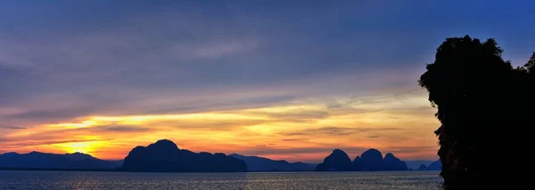 Острова Закат Океанские Панорамы Возле Пхукета Глубокими Красными Оранжевыми Фиолетовыми — стоковое фото