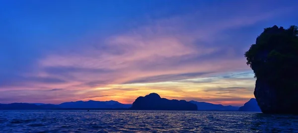 바다의 파노라마는 태국의 진홍색 오렌지색 파란색의 근처를 바라본다 중에는 Phi — 스톡 사진
