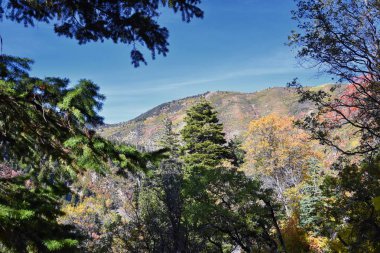 Kennecott Rio Tinto Bakır Madeni 'nin yanındaki Wasatch Front Rocky Dağları boyunca uzanan Oquirrh sonbahar yapraklarından Tooele' ye doğru bakıyor. Utah, Amerika.