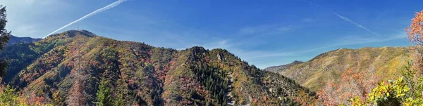 オキール山脈の滝からのトゥーレへの眺めは ウォッチ フロント ロッキー山脈 ケネコット ティント銅鉱山 グレート ソルト湖に沿って葉を残します ユタ州 アメリカ — ストック写真