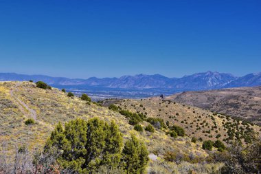 Oquirrh Dağları 'ndan Wasatch Front Rocky Dağları' nın sonbahar yaprakları, Yellow Fork Yolu 'nda yürüyüş ve Great Salt Lake Vadisi' ndeki Rose Kanyonu manzarası. Utah, Birleşik Devletler.
