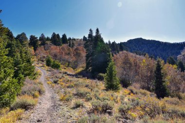 Kennecott Rio Tinto Copper madeni, Tooele ve Salt Lake City 'nin yanındaki Wasatch Front Rocky Dağları boyunca uzanan Oquirrh dağlarının Butterfield Kanyonu yürüyüş yolu manzarası. Utah, Birleşik Devletler.