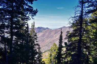 Kennecott Rio Tinto Copper madeni, Tooele ve Salt Lake City 'nin yanındaki Wasatch Front Rocky Dağları boyunca uzanan Oquirrh dağlarının Butterfield Kanyonu yürüyüş yolu manzarası. Utah, Birleşik Devletler.