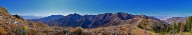 Wasatch Front Rocky Dağları Oquirrh Dağları 'ndan Utah Gölü' ne bakan manzaralar. Provo, Timpanogos, Lone ve Twin Peaks yakınlarında panorama manzarası var. Salt Lake Şehri. Birleşik Devletler.