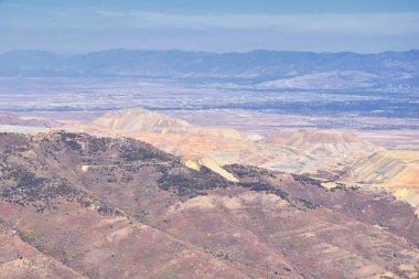 Moab Panorama 'nın Utah' taki Colorado Nehri Ut. 128 numaralı karayolu manzarası Hal ve Jackass Canyon ve Red Cliffs Lodge etrafında sonbaharda güneşli bir sabah. Utah, Canyonlands ve Arches Ulusal Parkı yakınlarındaki manzara. Birleşik Devletler.