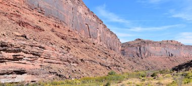 Moab Panorama 'nın Utah' taki Colorado Nehri Ut. 128 numaralı karayolu manzarası Hal ve Jackass Canyon ve Red Cliffs Lodge etrafında sonbaharda güneşli bir sabah. Utah, Canyonlands ve Arches Ulusal Parkı yakınlarındaki manzara. Birleşik Devletler.