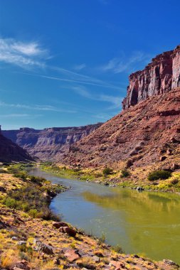 Moab Panorama 'nın Utah' taki Colorado Nehri Ut. 128 numaralı karayolu manzarası Hal ve Jackass Canyon ve Red Cliffs Lodge etrafında sonbaharda güneşli bir sabah. Utah, Canyonlands ve Arches Ulusal Parkı yakınlarındaki manzara. Birleşik Devletler.