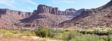 Moab Panorama 'nın Utah' taki Colorado Nehri Ut. 128 numaralı karayolu manzarası Hal ve Jackass Canyon ve Red Cliffs Lodge etrafında sonbaharda güneşli bir sabah. Utah, Canyonlands ve Arches Ulusal Parkı yakınlarındaki manzara. Birleşik Devletler.