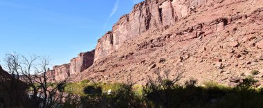 Moab Panorama 'nın Utah' taki Colorado Nehri Ut. 128 numaralı karayolu manzarası Hal ve Jackass Canyon ve Red Cliffs Lodge etrafında sonbaharda güneşli bir sabah. Utah, Canyonlands ve Arches Ulusal Parkı yakınlarındaki manzara. Birleşik Devletler.