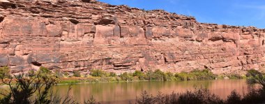 Moab Panorama 'nın Utah' taki Colorado Nehri Ut. 128 numaralı karayolu manzarası Hal ve Jackass Canyon ve Red Cliffs Lodge etrafında sonbaharda güneşli bir sabah. Utah, Canyonlands ve Arches Ulusal Parkı yakınlarındaki manzara. Birleşik Devletler.
