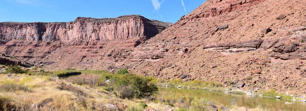 秋天的一个阳光明媚的早晨 Moab Panorama看到了美国犹他州哈尔和Jackass峡谷周围的科罗拉多河公路Ut 128的全景 犹他州峡谷和拱门国家公园附近的风景自然 — 图库照片