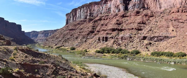 秋天的一个阳光明媚的早晨 Moab Panorama看到了美国犹他州哈尔和Jackass峡谷周围的科罗拉多河公路Ut 128的全景 犹他州峡谷和拱门国家公园附近的风景自然 — 图库照片