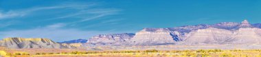 Moab Panorama, sonbaharda Moab ve Price arasında Utah 'ta 191 numaralı karayolu boyunca uzanan çöl sıradağlarını görür. Canyonlands ve Arches Ulusal Parkı yakınlarındaki manzara. Amerika Birleşik Devletleri. Usa.