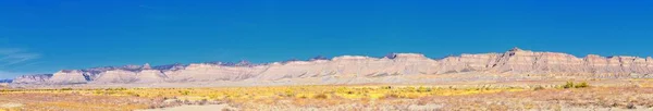 モアブ秋にモアブとプライスの間のユタ州のハイウェイ191に沿って砂漠の山の範囲のパノラマビュー キャニオンランズ国立公園とアーチ国立公園の近くの風景自然 アメリカ合衆国 — ストック写真