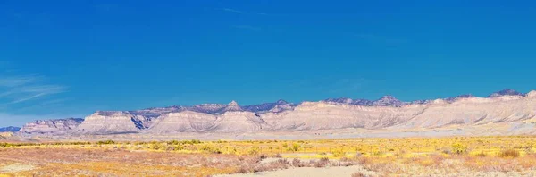モアブ秋にモアブとプライスの間のユタ州のハイウェイ191に沿って砂漠の山の範囲のパノラマビュー キャニオンランズ国立公園とアーチ国立公園の近くの風景自然 アメリカ合衆国 — ストック写真
