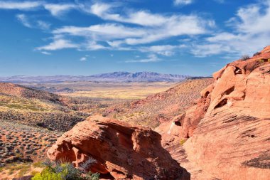 Kızıl Kayalıklardaki Fil Yayı Ulusal Koruma Alanı Yabanı ve St. George, Utah 'taki Kar Kanyonu Eyalet Parkı' nda çöl arazisinde yürüyüş. Birleşik Devletler. Usa.