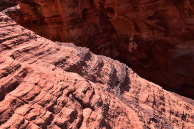 Kızıl Kayalıklar ve Turuncu Kum Taşı oluşumları Saint George, Utah 'taki Kızıl Kayalıklar Ulusal Çöl Rezervi' ndeki Kemik Yıkama Fil Kemeri Yolu boyunca. Birleşik Devletler.