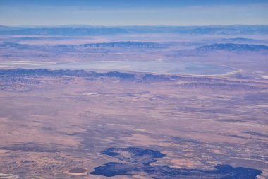 Colorado Rocky Dağları, Colorado ve Utah 'ın güneybatısındaki soyut peyzaj, tepe, kanyon ve kırsal şehirlerden oluşan bir uçaktan havadan görülebilir. Amerika Birleşik Devletleri. Usa.
