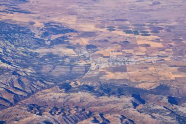 Colorado Rocky Dağları, Colorado ve Utah 'ın güneybatısındaki soyut peyzaj, tepe, kanyon ve kırsal şehirlerden oluşan bir uçaktan havadan görülebilir. Amerika Birleşik Devletleri. Usa.