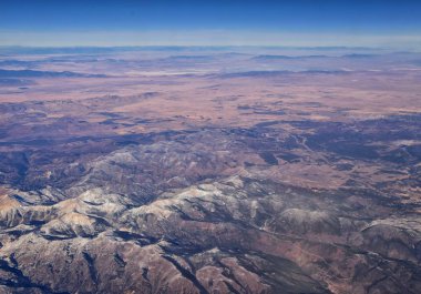 Colorado Rocky Dağları, Colorado ve Utah 'ın güneybatısındaki soyut peyzaj, tepe, kanyon ve kırsal şehirlerden oluşan bir uçaktan havadan görülebilir. Amerika Birleşik Devletleri. Usa.