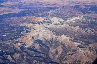 Colorado Rocky Dağları, Colorado ve Utah 'ın güneybatısındaki soyut peyzaj, tepe, kanyon ve kırsal şehirlerden oluşan bir uçaktan havadan görülebilir. Amerika Birleşik Devletleri. Usa.