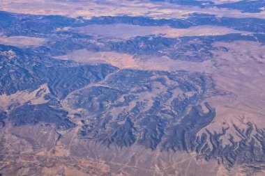 Colorado Rocky Dağları, Colorado ve Utah 'ın güneybatısındaki soyut peyzaj, tepe, kanyon ve kırsal şehirlerden oluşan bir uçaktan havadan görülebilir. Amerika Birleşik Devletleri. Usa.