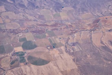 Colorado Rocky Dağları, Colorado ve Utah 'ın güneybatısındaki soyut peyzaj, tepe, kanyon ve kırsal şehirlerden oluşan bir uçaktan havadan görülebilir. Amerika Birleşik Devletleri. Usa.