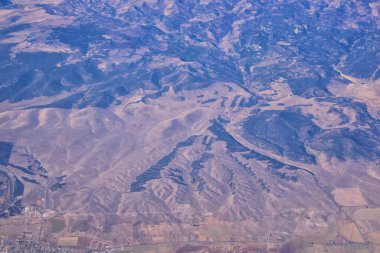 Colorado Rocky Dağları, Colorado ve Utah 'ın güneybatısındaki soyut peyzaj, tepe, kanyon ve kırsal şehirlerden oluşan bir uçaktan havadan görülebilir. Amerika Birleşik Devletleri. Usa.
