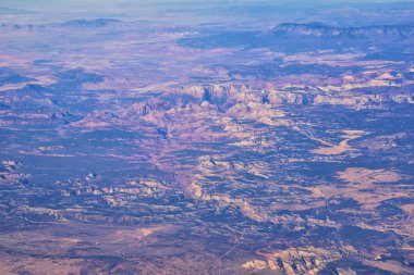 Colorado Rocky Dağları, Colorado ve Utah 'ın güneybatısındaki soyut peyzaj, tepe, kanyon ve kırsal şehirlerden oluşan bir uçaktan havadan görülebilir. Amerika Birleşik Devletleri. Usa.
