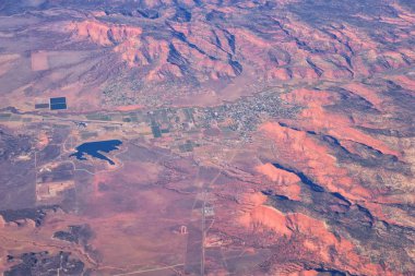 Colorado Rocky Dağları, Colorado ve Utah 'ın güneybatısındaki soyut peyzaj, tepe, kanyon ve kırsal şehirlerden oluşan bir uçaktan havadan görülebilir. Amerika Birleşik Devletleri. Usa.